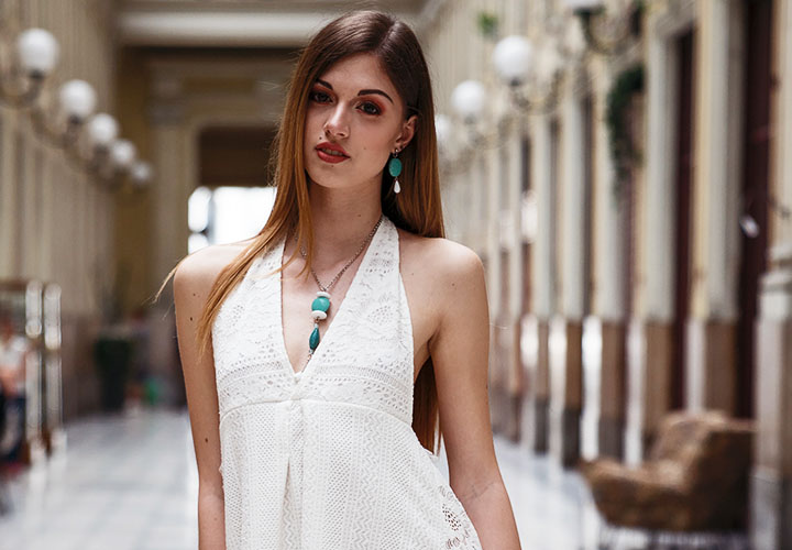 paroure-collana-orecchini-bianco-verde-mare-modella