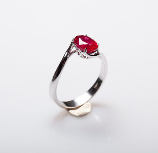 anello con tormalina rosa
