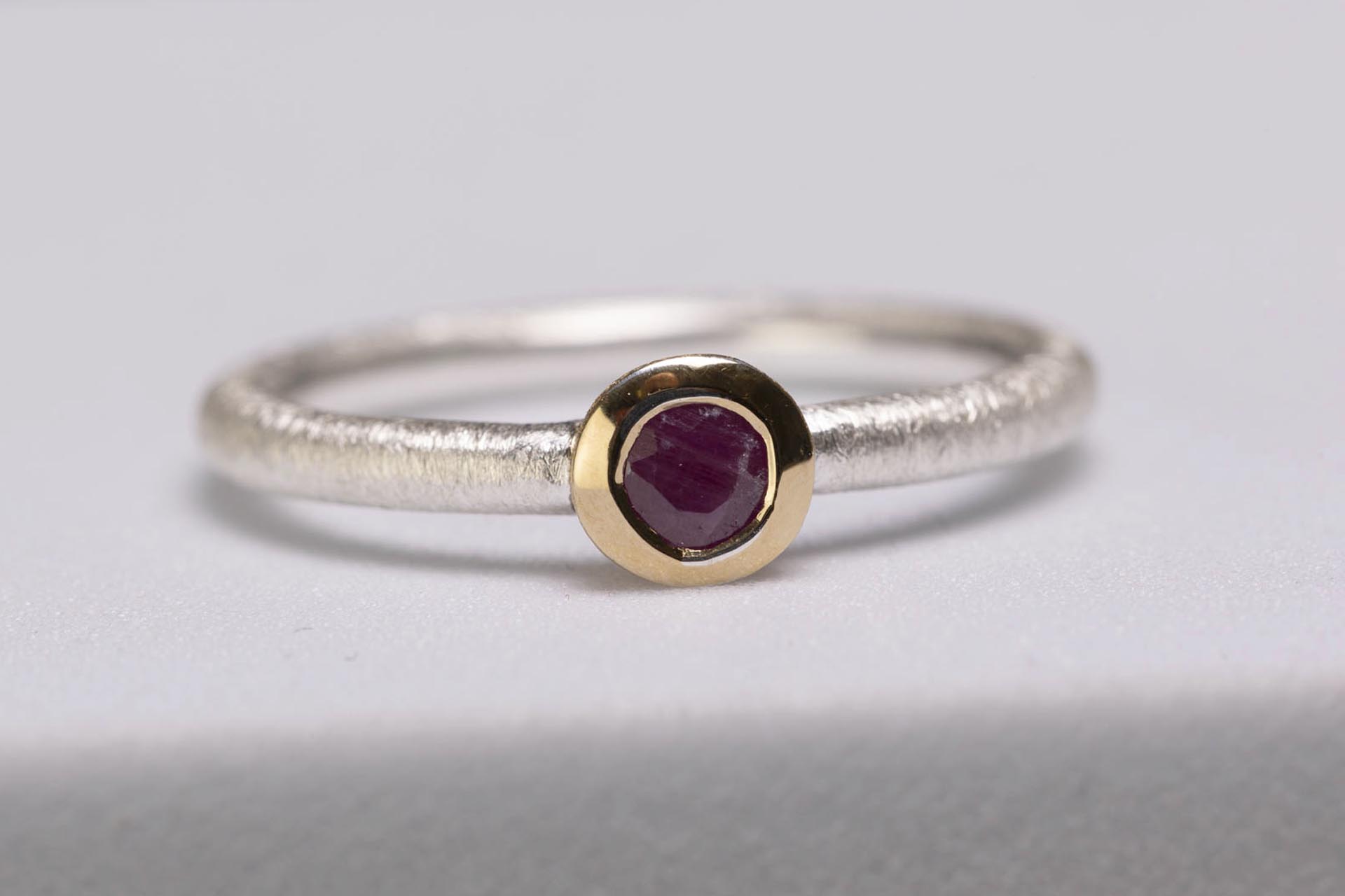 anello in argento scintille con rubino