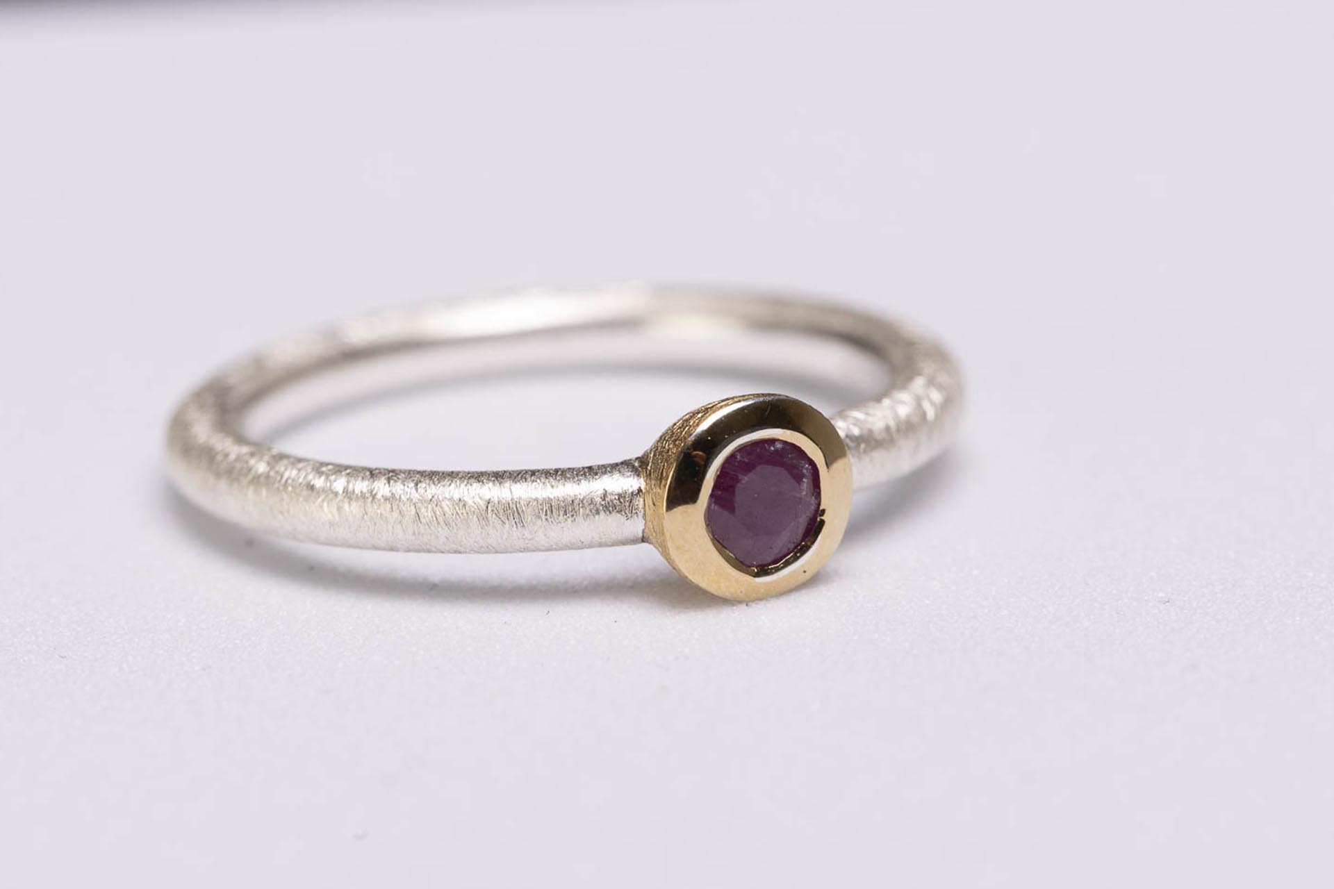 anello in argento scintille con rubino