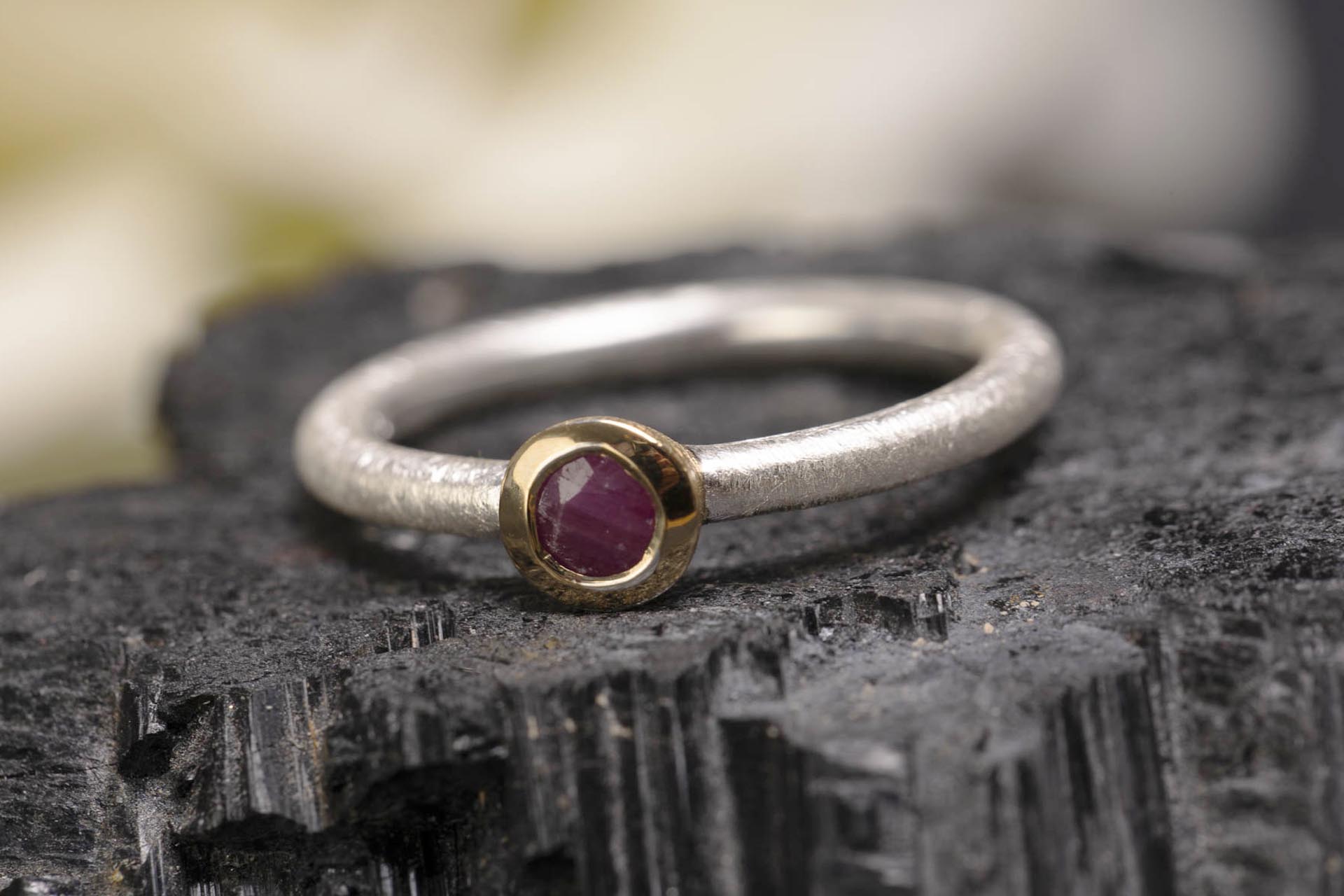 anello in argento scintille con rubino