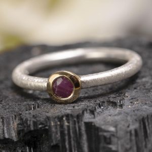 anello in argento scintille con rubino