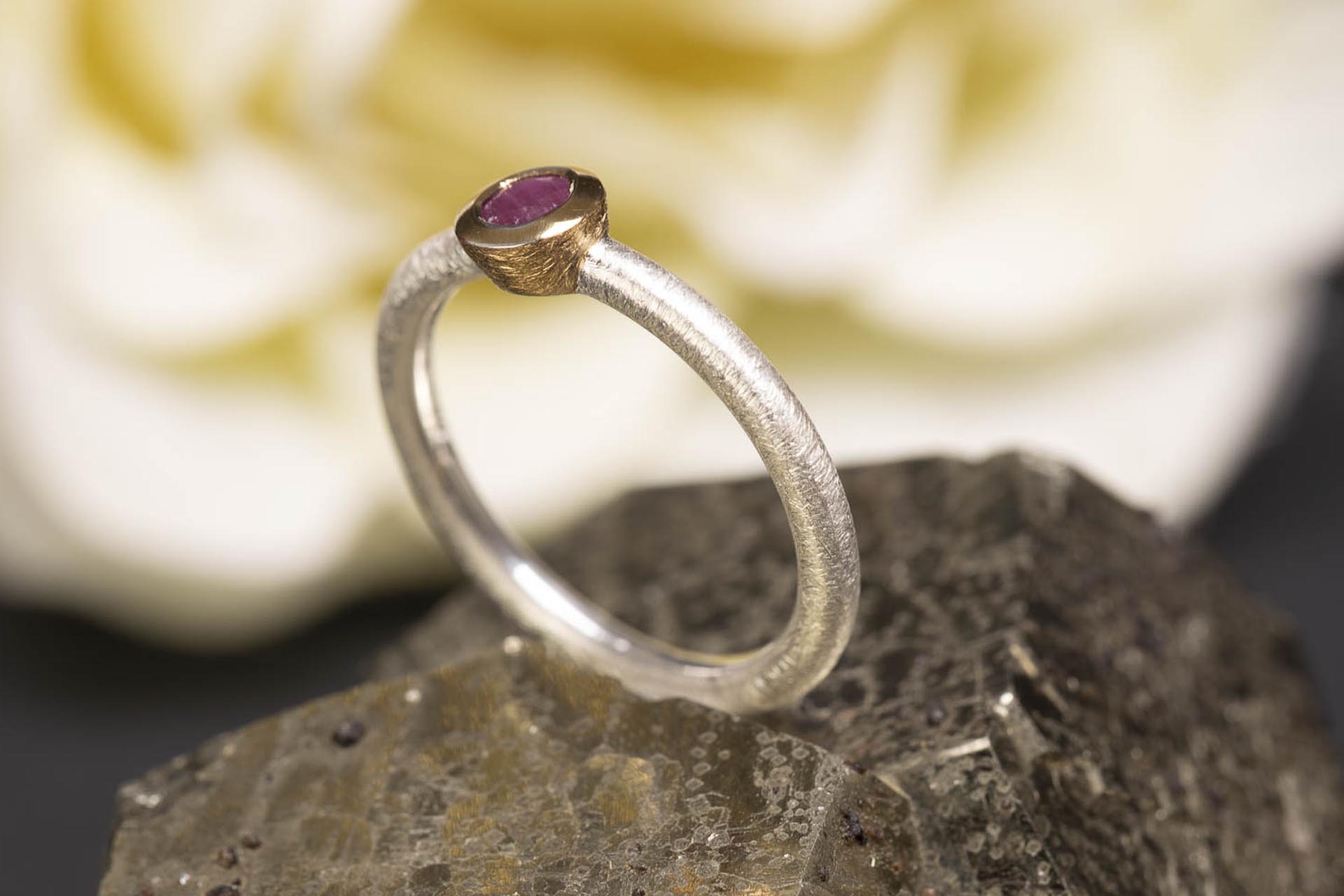 anello in argento scintille con rubino