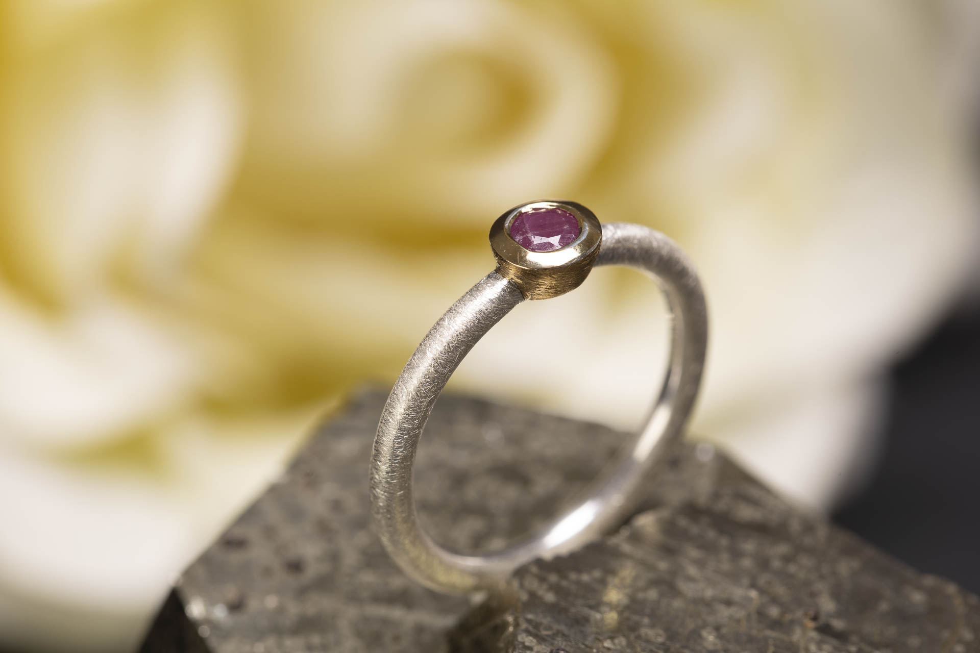 anello in argento scintille con rubino