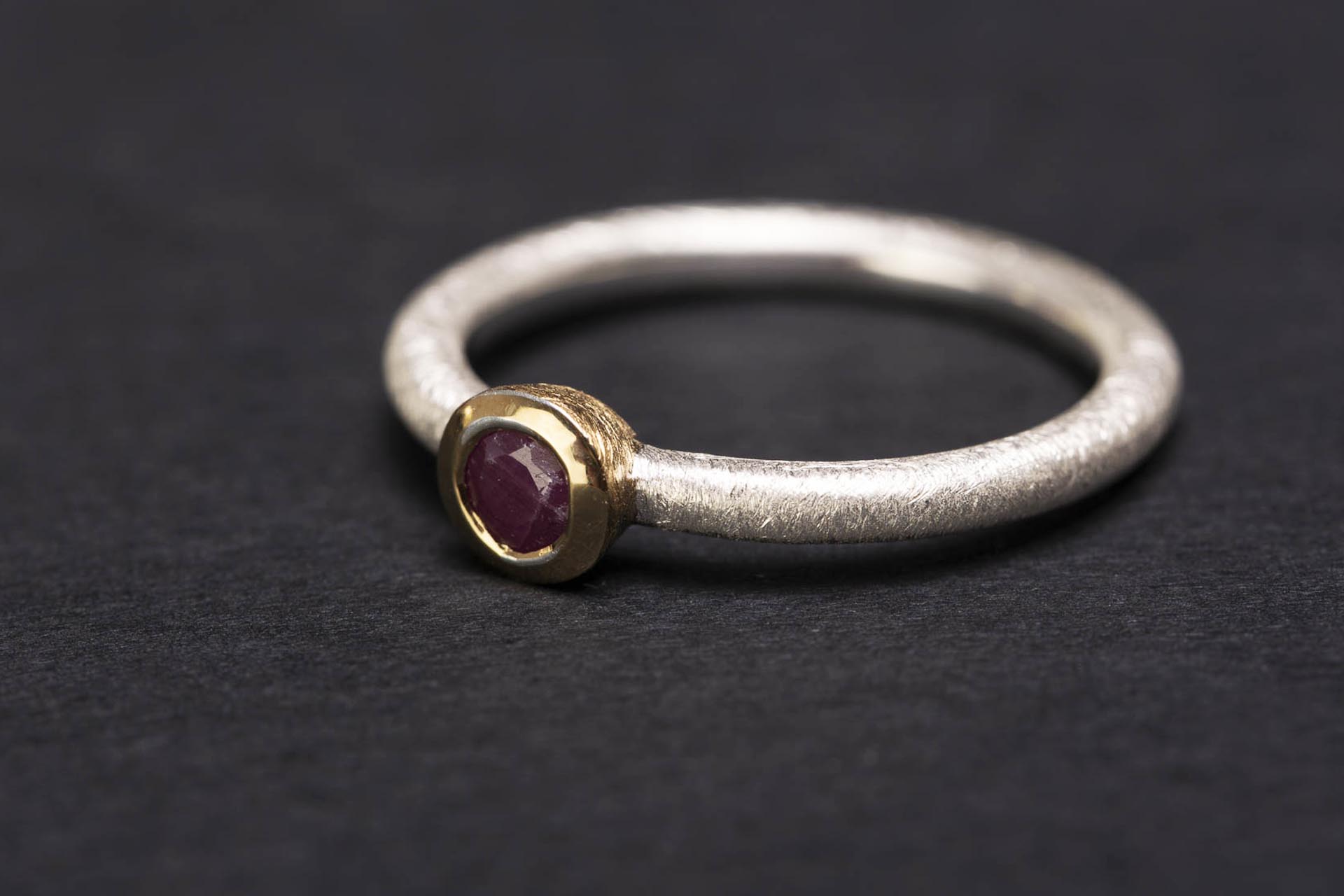 anello in argento scintille con rubino
